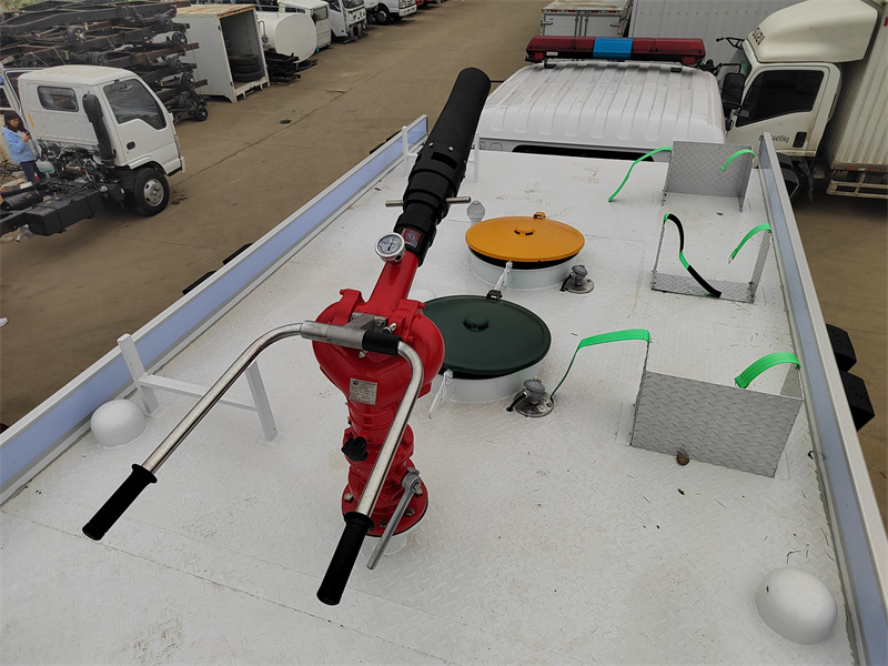 Isuzu GIGA 6 CBM foam fire truck