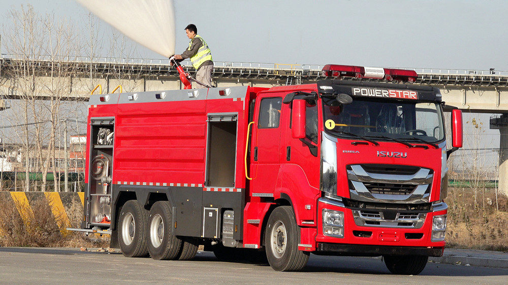 Isuzu 6WG1 engine 10cbm foam fire truck